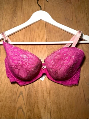 rosa spets bh - Jättesöt rosa spets bh 🩷 Det var vaddering som jag har tagit ut, så att fickorna i bh-n är tomma (se bild) Aldrig använd, endast provad! Storlek 32DD/70E