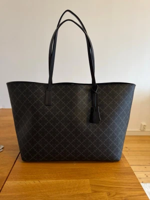 Malene Birger väska - Säljer denna superfina väskan från Malene Birger🤎Har några slitningar på utsidan samt en del inuti (se bilder) Nypris är 2800kr