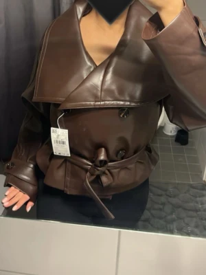 Skinnjacka - Helt ny skinn jacka från Mango som är ’trendig’ på tiktok. Med prislapp. Nypris: 1 199kr  💕