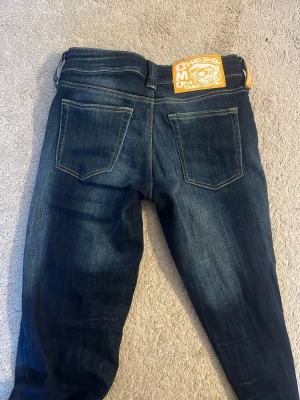 Mörkblå bootcutjeans Cheap Monday - Snygga mörkblå bootcutjeans från Cheap Monday. Perfekta för dig som gillar en avslappnad men trendig look. 26/32. Använda 1 gång