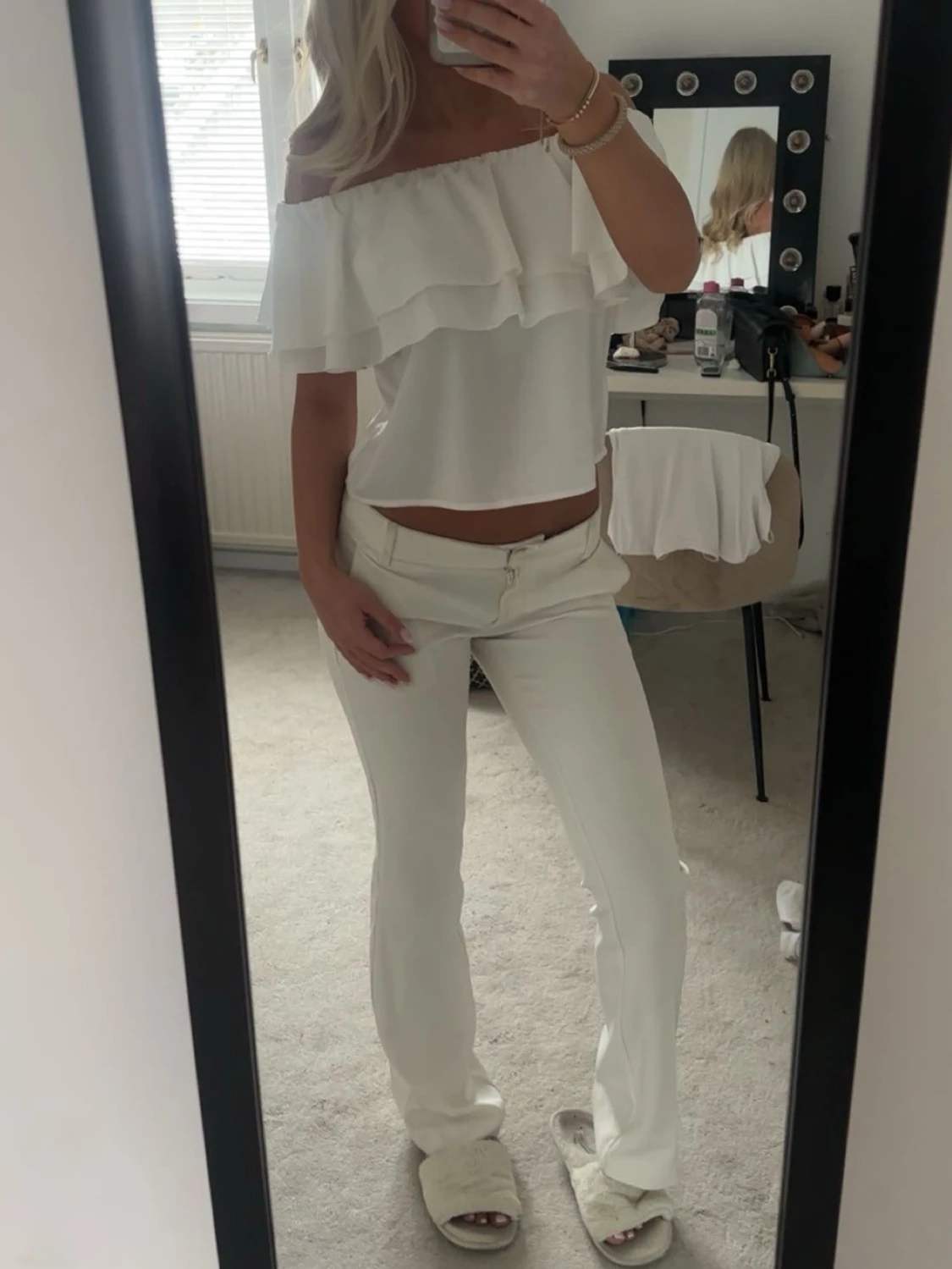 Vit offshoulder volangtopp