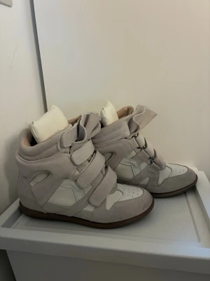 Isabel marant skor - Fina isabel marant skor i bra skick använda fåtal gånger. Tror inte de är äkta men de ser exakt ut som orginalet. Klacken är typ 6cm men man kan ta ut den om man vill💕