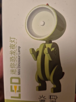 Mini Dinosaurie LED-lampa - Söt mini dinosaurie nattlampa med LED-belysning. Lampan är grön. Tillverkad i ABS-plast och drivs av tre AG3-batterier. Perfekt som dekoration eller mysbelysning i rummet.
