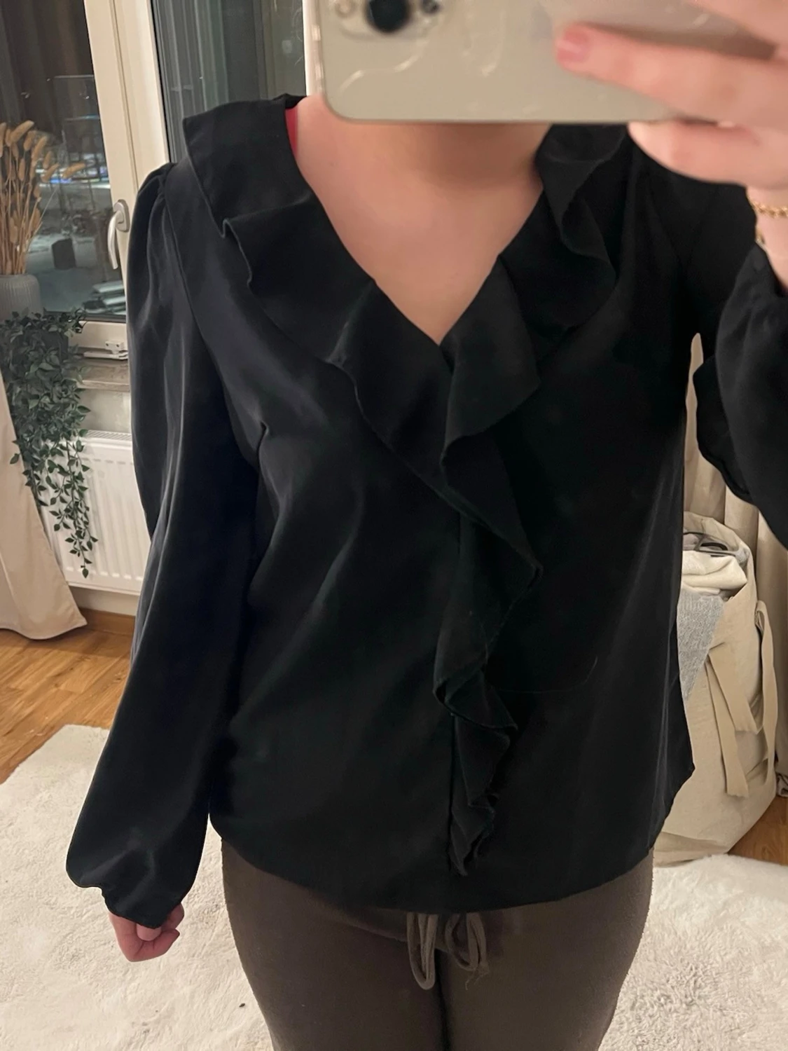 Svart blus med volangdetaljer