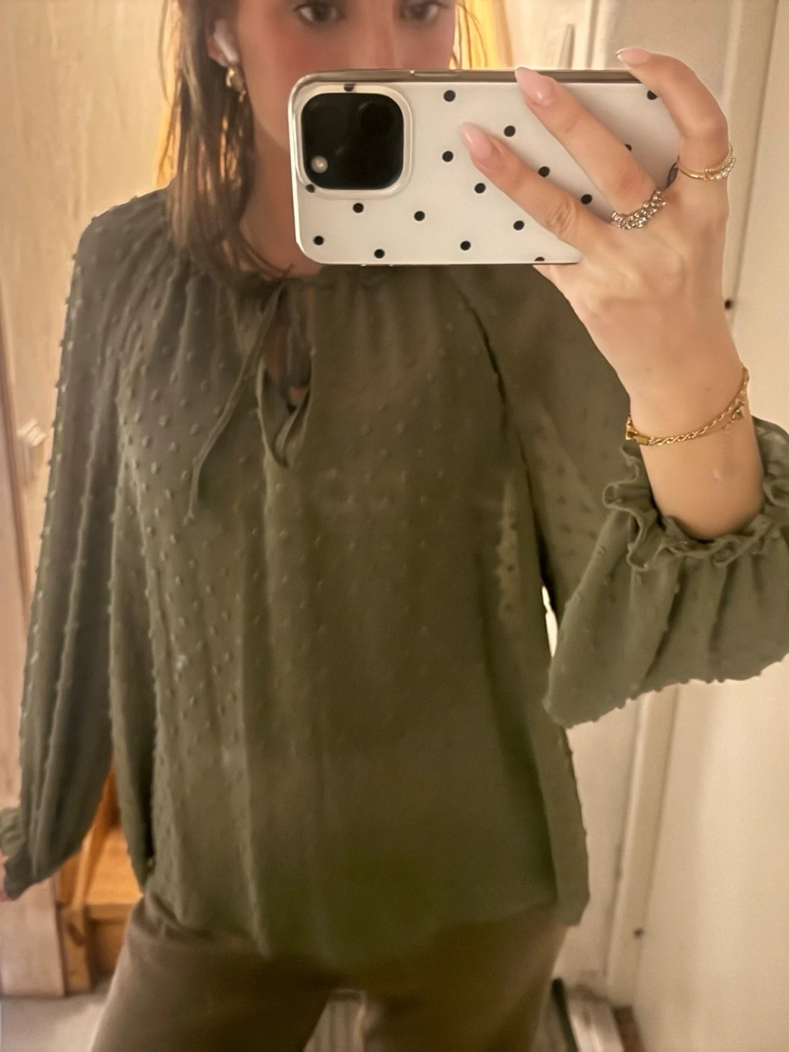 Olivgrön blus med knytning i halsen - 1