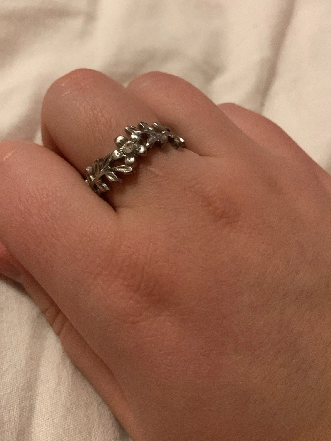 Snygg silverfärgad bladring - 1