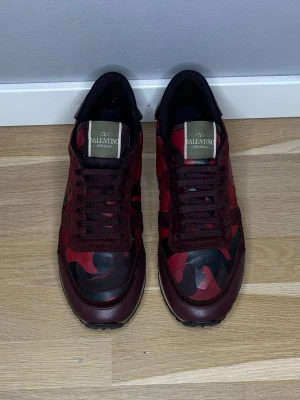Valentino Rockrunners - Valentino Rockrunners| Storlek: 42 passar 43| Två dustbags tillkommer!| Skick: 8,5/10 lite slitet fram på skorna och en av snörerna är lite trasigt| Pris: 1199kr| Priset går alltid att diskutera😊