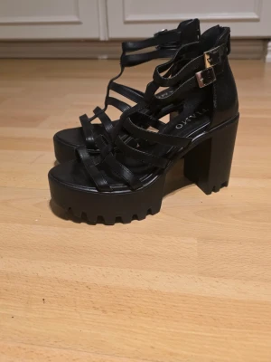Svarta chunky sandaler med klack - Snygga svarta sandaler från Tiamo med chunky klack och grov sula. Använda 1 gång. Kartongen medföljer 