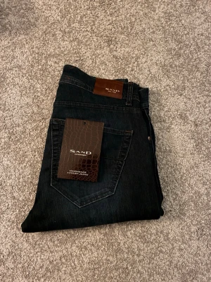 Jeans - Ett par riktigt schyssta sand jeans. Köpta i höstas men inte använda mer än en gång. Nypris 1300kr. Mitt pris 499kr. Skick 10/10. Ej fast pris. Skriv vid minsta fundering!