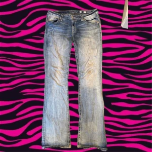 Bootcut Miss Me jeans  - Coola jeans ifrån miss me med snygga fickor🩷säljes då de inte används längre! De är mid Rise men sitter ändå under naveln. Jag köpte jeansen här på plick och sydde om dem till low rise, men det kan man lätt sprätta upp då jag inte klippt bort ngt! 💕 mått: midjemått: 45cm midjehöjd: 18cm innebenslängd:80cm ytterbenslängd:104cm benöppning:22cm