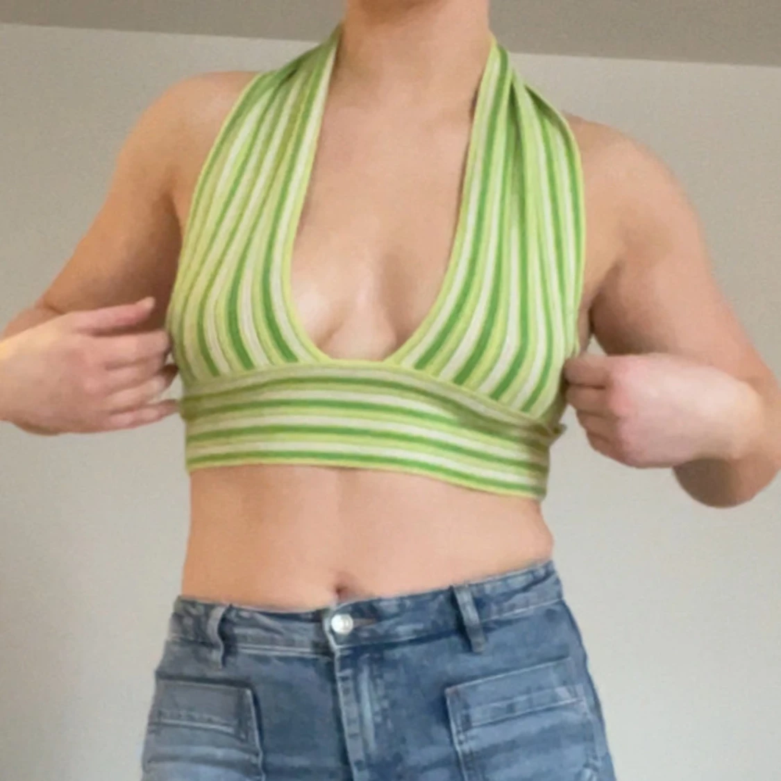 Grön- och vitrandig ribbad halternecktopp - 1