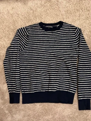 Randig tröja  - Säljer den här riktigt snygga randiga tröjan från Tommy hilfiger. Storlek s. Total längd 65cm, bredd armhåla till armhåla 48cm, ärmlängd från armhåla 48cm😁
