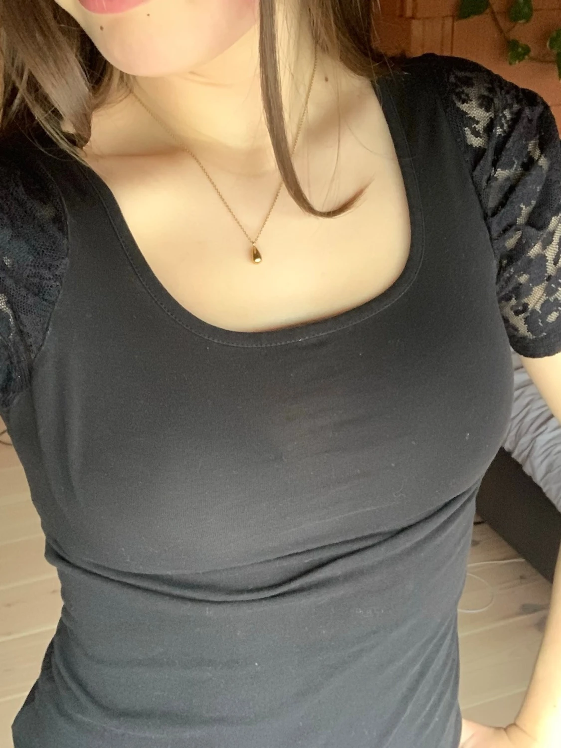 Svart topp med spetsärmar