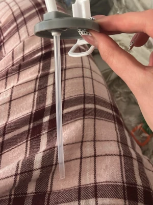 Färgglada sugrörslock till flaska - Säljer flera sugrörslock i plast till vattenflaskor. Locket finns i färgerna grå, lila, blå och grön, och har handtag samt inbyggt sugrör. Perfekt för att göra flaskan mer praktisk och enkel att använda. Alla lock är nya och förpackade. Allt är förpackat utom 1