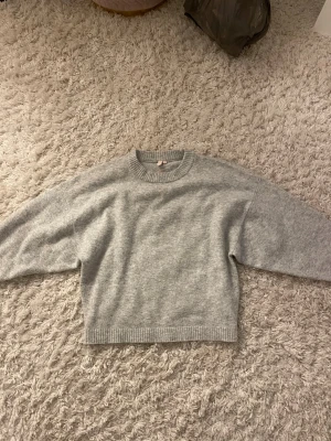 Stickad tröja - Säljer denna stickade tröja eftersom att jag aldrig har använt den. Haft på mig den en gång men inget mer. 