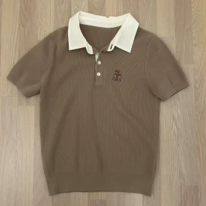 brunello cucinelli Tröja/Pike Khaki - brunello cucinelli tröja färg khaki med röd logo. Helt oanvänd och ny. Storlek M men sitter som S. Fraktas inom 48timmar efter köp.