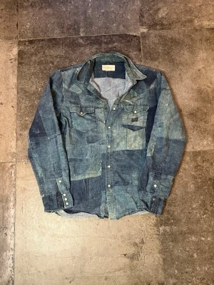 Ralph Lauren Denim Patchwork Shirt - Helt makalöst patchwork skjorta från ralph lauren denim & supply🫡 Strlk L sitter lite mer som en M🖖 Galet snygg o väldigt rare👏
