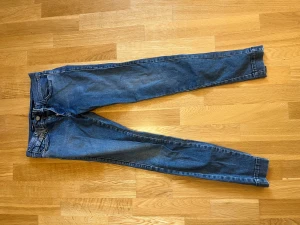 Miss Sixty skinny jeans med dragkedjor - Säljer ett par blå skinny jeans från Miss Sixty med snygga dragkedjor vid bensluten och coola bakfickor. Jeansen är tillverkade i bomull och har en klassisk femficksdesign. Perfekta för dig som gillar en tight passform och detaljer som sticker ut. Köpte dessa begagnade för 200kr men de var försmå för mig. En av dragkedjorna vid benen var sönder men går fortfarande att stänga.