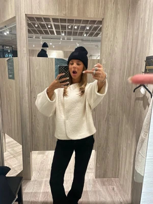 Vit kort ullkappa - Säljer nu en av mina favorit kappor, super fint skick förutom att den är lite nopprig därav priset. Nypris 1899 säljer för 1000