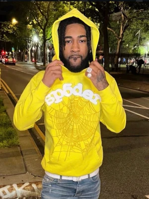 Gul hoodie från Sp5der - Snygg gul hoodie från Sp5der med vit logga och stort spindelnätsmönster på framsidan. Hoodien har en klassisk passform med huva och känguruficka. Perfekt för dig som vill sticka ut med en färgglad och trendig stil. Storlek S men passar som en M!
