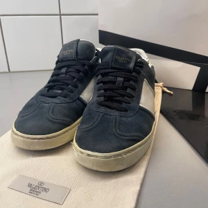 Valentino flycrew navy - Säljer dessa feta valentino flycrews, väldigt efterfrågad modell då den ej tillverkas längre, skicket är använt, den vänstra skon saknar 5 nitar och höger 4 nitar, höger innesula är sönder men det går att lösa även lite små skador på andra innehälen, fotsulan bör också lagas elr bytas ut,sprucken i båda sulor därav priset, kan absolut gå ner i pris vid snabb affär!hör av er vid frågor, Mvh😁