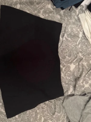 Svart kortkjol med dragkedja - En enkel svart kortkjol i stilren design. Kjolen har en rak passform och stängs med dragkedja baktill. Perfekt att matcha med olika toppar för en clean look.