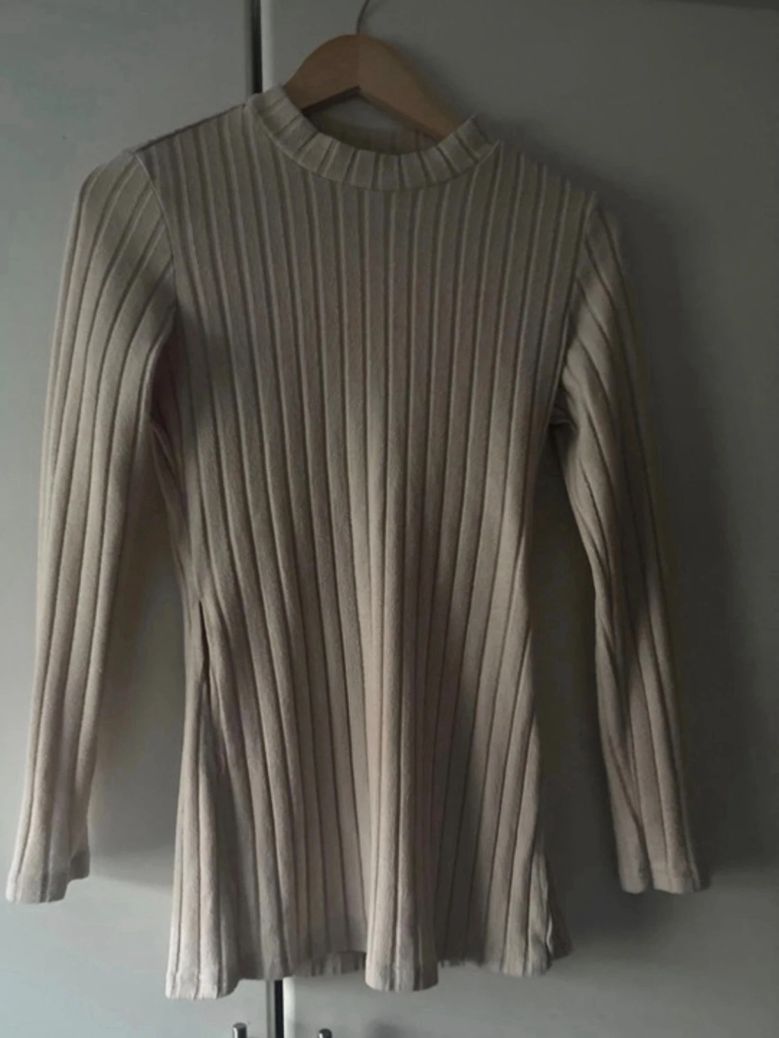 Beige ribbad långärmad topp, set med byxor