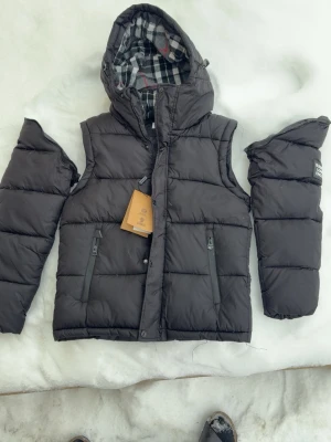 Burberry jacka  - Säljer en svart burberry jacka i storlek Small skriv om ni är intresserad av att köpa 