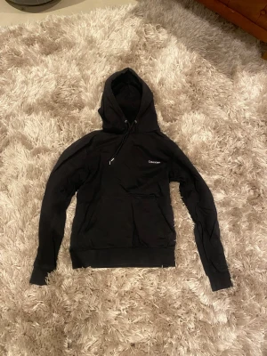 Fet hoodie - Säljer en fet hoodie från calvin klein till schysst pris.