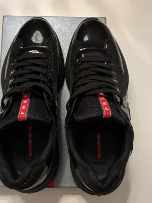 Prada cups - Tjena säljer dessa skor då jag inte använder dem längre. För fler bilder eller frågor är de bara att skriva. Perfekta skor till vår och sommar funkar även nu i slutet av vintern 