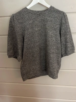 Grå kortärmad topp i mjukt material - En enkel grå topp från lager 157. I storlek M