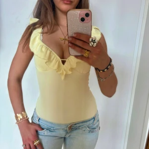 Vringad gul volangbody  - Så snygg vringad gul volangbody! Inte min bild! Utan bilden från hon jag köpte den av! Jätte fin body som tyvär jag inte passa!!🩷🩷