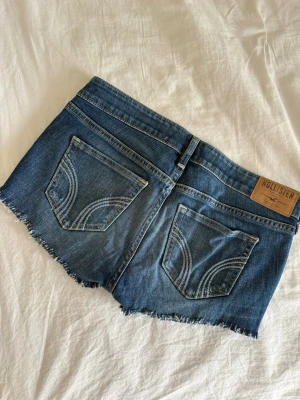 Blå jeansshorts från Hollister - Snygga blå jeansshorts från Hollister🥰🥰 W25💕midjemått rakt över ca 35 cm🌺🌺super snyggaaaa