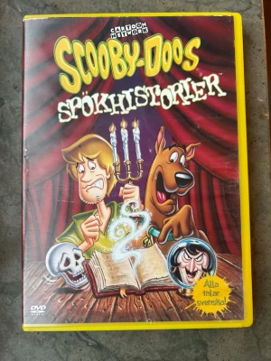 Scooby doo’s spökhistorier dvd - DVD med Scooby-Doo's Spökhistorier. Innehåller tecknade filmer med Scooby-Doo och Snö-spöket. Alla talar svenska.  Finns på språk: Svenska, Engelska, Tyska, Polska, Spanska, Franska, Italienska   OBS!! skivorna är begagnade så det kan förekomma repor/hairlines på skivorna, men då jag kollar igenom alla filmer jag säljer garanterar jag att alla funkar felfritt om inget annat står! :)