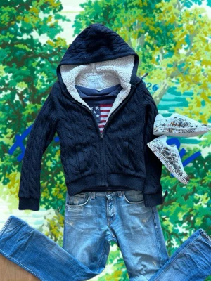 Abercrombie & fitch jacka - Riktigt varm och fodrad Abercrombie & fitch hoodie ute‼️‼️ fodrade Ärmar✅✅ Skick 8,9/10✅✅ Kontakta vid minsta fundering🤗🤗