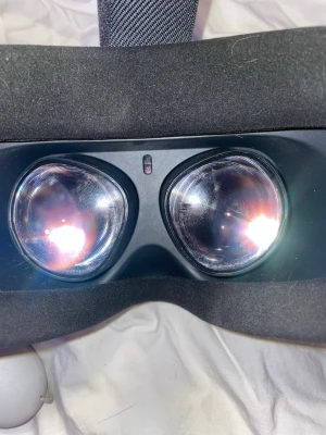 Meta Quest 2 VR-headset med kontroller och PRO strap  - Säljer ett Meta Quest 2 VR-headset med PRO strap och skydd som är köpt enskilda. Två handkontroller helt utan stick drift. Perfekt för gaming och VR-upplevelser. Det finns ungefär 2-3 brända pixlar uppe i vänstra hörnet men absolut inget man märker av när man spelar eller använder det, 128gb utrymme finns och även original laddaren. Skriv gärna om ni har någon fråga eller om ni vill lägga ett bud