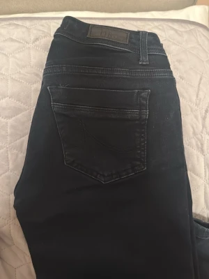 LTB low waist  - Snygga mörkblå/svarta jeans från LTB i low waist, storlek 24/30. Använt fåtal gånger 