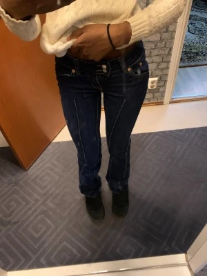 Mörkblå bootcut jeans  - Snygga mörkblå bootcut jeans från lager 157 med kontrastsömmar och klassisk femficksmodell. 