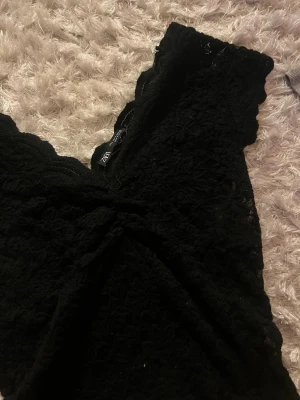 Svart spetströja från Zara - Svart tröja från Zara i spets , haft den rätt länge och rätt använd men i nyskick , inga defekter 