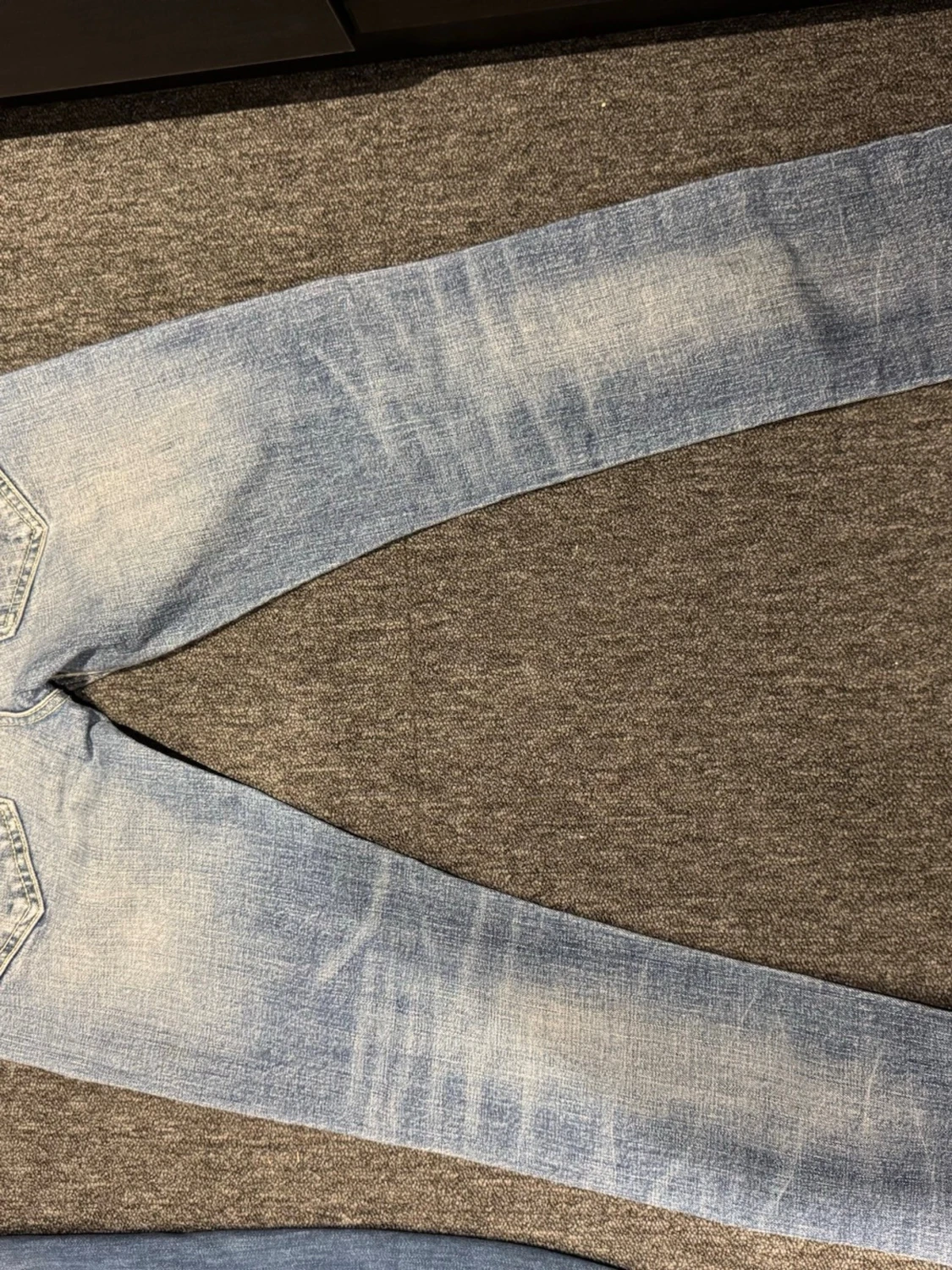 Ljusblå slitna jeans med distressed look - 1