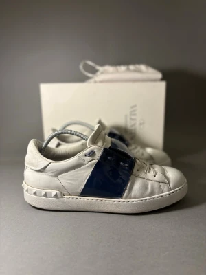 Valentino opens  - Valentino skor i fint skick ! Storlek 42/43 ! Tillbehör är box och dust bag . Restyle fashion är ett registrerat bolag på Plick ! Där vi kan gå ut med äktahets garanti 🤩