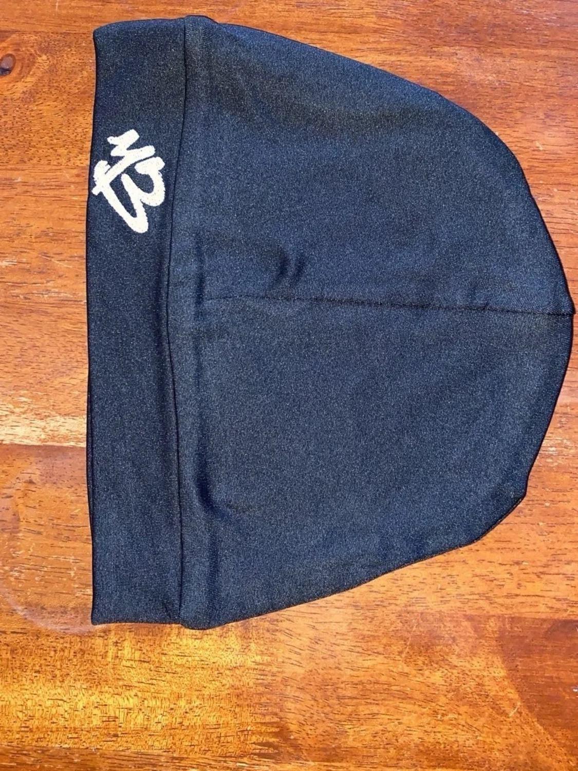 Svart mössa med vit M3-brodyr