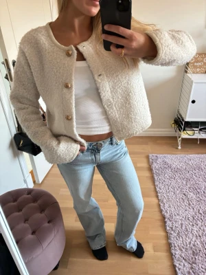 Krämvit teddy-cardigan med träknappar - Så fin kofta/jacka från Gina tricot i storlek s