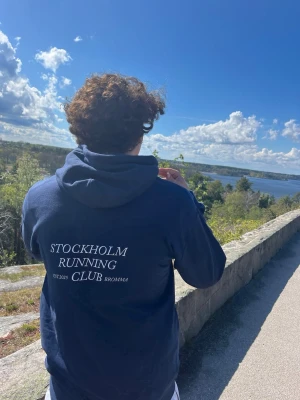 Stockholm rymning club hoodie  - Mörkblå hoodie med vit text på ryggen: 'Stockholm Running Club EST.2023 Bromma'. Sitter som en smäck, as snygg till träningen elr att bara ha på sig, finns npgra kvar, i grå färg oxå, skriv vilken storlek du vill ha finns mellan s-l. Dessa kommer aldrig gå och köpa igen så var på hugget!
