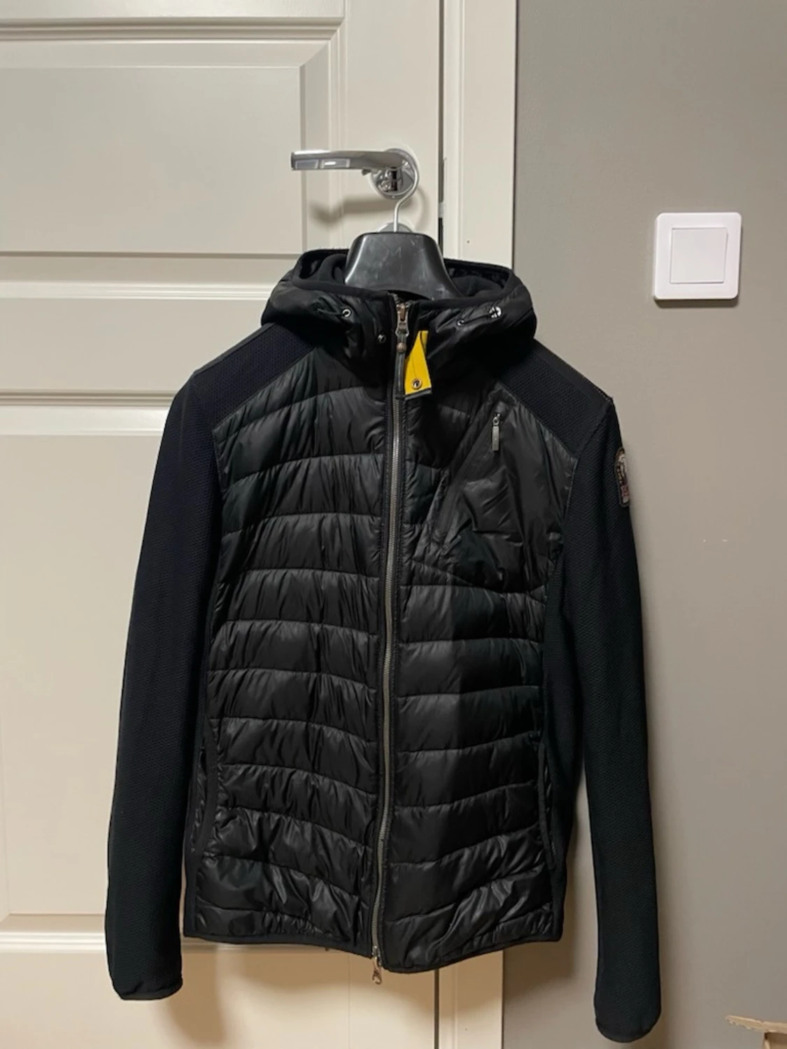 Svart hybridjacka med huva Parajumpers