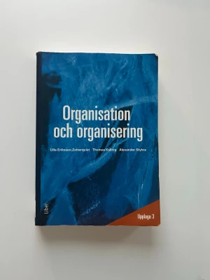 Organisation och organisering - Kursbok  'Organisation och organisering', skriven av Ulla Eriksson-Zetterquist, Thomas Kalling och Alexander Styhre. Upplaga 3.  Bra skick men med vissa stötta kanter samt understrykningar med blyertspenna 