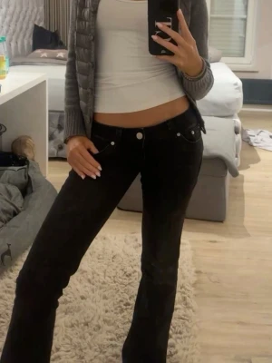 Svarta bootcut jeans med låg midja - Säljer ett par svarta bootcut jeans med låg midja , använda 1 gång! Skriv om du vill ha mer exakta mått❤️