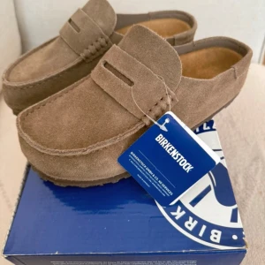 Birkenstock Naples - Helt oanvända Birkenstock Naples, prislapp kvar! Så sköna och snygga! Slutsålda typ överallt! Nypris: 1900kr 