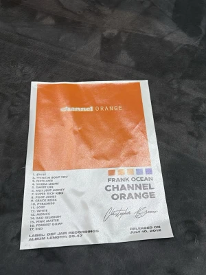 Musikposters Frank Ocean & PARTYNEXTDOOR - Tre posters till badrum, sovrum kök osv, ass snygga, pris kan diskuteras. De är just nu lite skrynkla eftersom har haft de i mitt skrivbord, kan sälja de individuellt också om man vill. !!! Såklart ändras priset beroende på hur många man köper!!