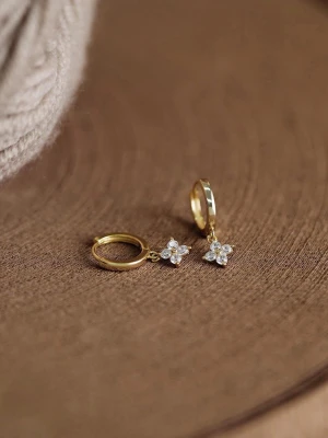 Guld hoops örhängen 18k  - Jättefina örhängen klassisk modell, helt nya från förpackningen ✨ material: Guldpläterade med Zirkon stenar! Skickas med i en liten present påse🎁                                                                       Erbjuder bundlerabatt vid köp av flera varor